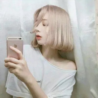 戴金色面具的男子
